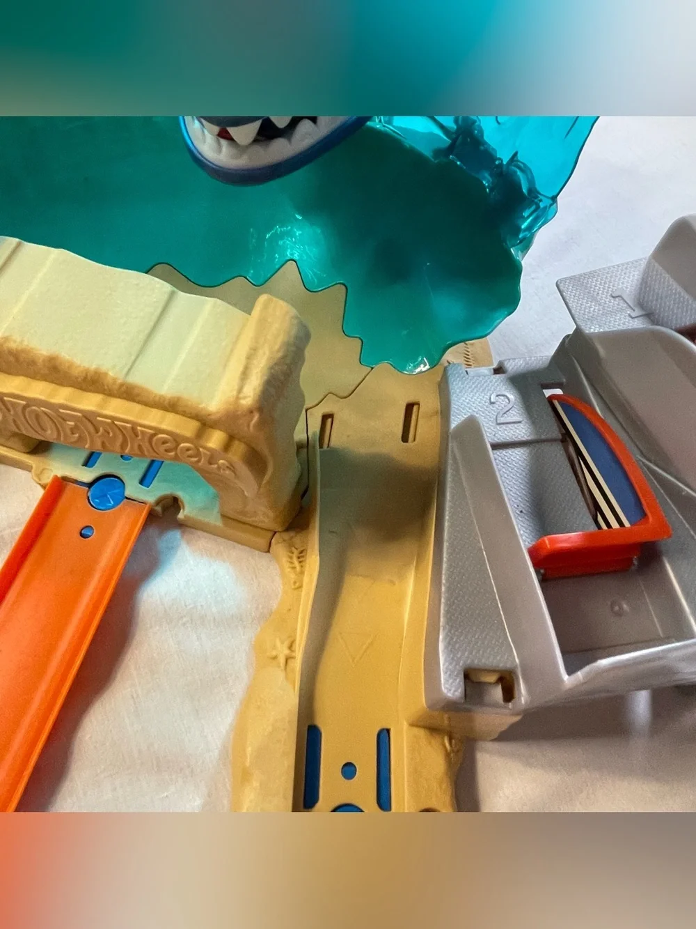 Mattel Hot Wheels City Shark Attack Beach Battle Playset 2017 Cars Racing
